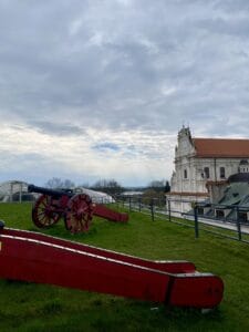 Taras Widokowy na Nadszańcu Bastionu Vll - czerwona armata i widok na panoramę Zamościa