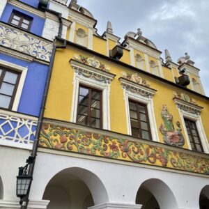 Kolorowe kamienice Ormiańskie na Rynku Wielkim w Zamościu: niebieska - pod Małżeństwem i żółta - pod Madonną