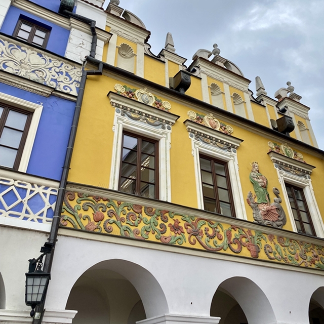 Kolorowe kamienice Ormiańskie na Rynku Wielkim w Zamościu: niebieska - pod Małżeństwem i żółta - pod Madonną