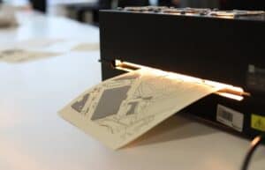 Drukarka drukuje dotykową mapę na kartce papieru w biurze