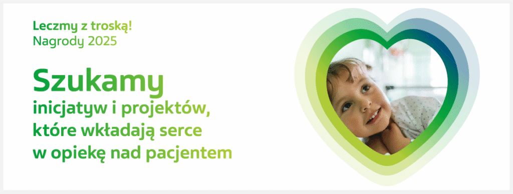 Uśmiechnięte małe dziecko na tle zielonej grafiki przedstawiającej serce, obok po lewej stronie tekst: Leczmy z troską! Nagrody 2025. Szukamy inicjatyw i projektów, które wkładają serce w opiekę nad pacjentem