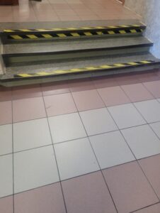 Trzy schody, z których pierwszy i trzeci oznaczono na krawędziach żółto-czarną taśmą