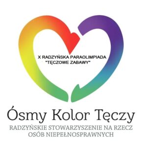 Tęczowe logo w kształcie serca z umieszczonym wewnątrz tekstem: X Radzyńska Paraolimpiada Tęczowe Zabawy. Poniżej znajduje się tekst: Ósmy Kolor Tęczy Radzyńskie Stowarzyszenie na Rzecz Osób Niepełnosprawnych