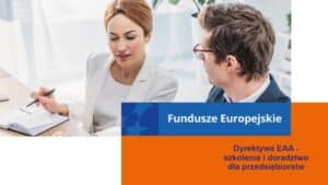 Kobieta i mężczyzna w strojach służbowych rozmawiają przy stole. Kobieta ma przed sobą długopis i otwarty notatnik