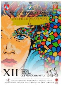 Plakat XII Festiwalu Filmowego Twórczości Osób Niepełnosprawnych, przedstawiający artystyczną reprezentację twarzy w ciepłych odcieniach żółci, błękitu i czerwieni, z włosami w mozaikowe wzorach, pod patronatem kilku organizacji lokalnych.