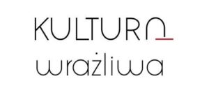Napis „KULTURA wrażliwa” w minimalistycznym kroju pisma, z czerwoną kreską przy literce A