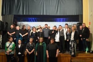 Pamiątkowa fotografia pozowana uczestników Jesiennych Spotkań Bardów