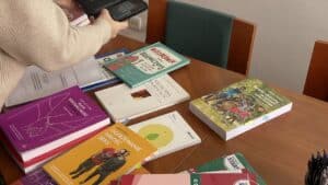 Na stole leży kilka pozycji książkowych dot. seksualności, tytuły książek to m.in. “Niezbędnik każdej dziewczyny. Jak ogarnąć dojrzewanie”, M. Beisert: “Rozwój seksualny w okresie dzieciństwa”, M. Kościelska: “Niechciana seksualność” , I. Fornalik: "Mam autyzm, mam seksualność i co dalej?", I. Fornalik: "Dojrzewanie, miłość, seks"