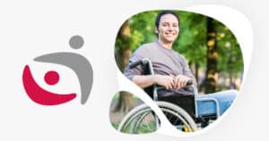 Po prawej stronie znajduje się zdjęcie uśmiechniętego mężczyzny na wózku inwalidzkim, a po lewej stronie logo przedstawiające dwie postacie.