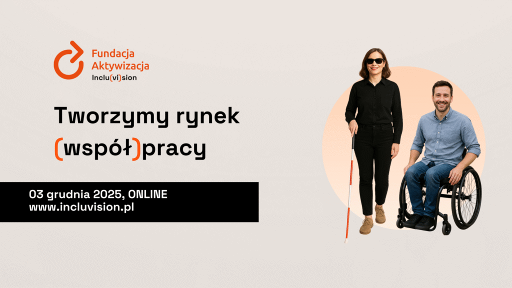 Kobieta z białą laską stoi obok mężczyzny na wózku inwalidzkim, oboje uśmiechnięci. Po lewej tekst promujący wydarzenie online Fundacji Aktywizacja.