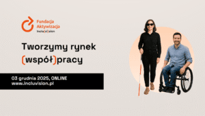 Kobieta z białą laską stoi obok mężczyzny na wózku inwalidzkim, oboje uśmiechnięci. Po lewej tekst promujący wydarzenie online Fundacji Aktywizacja.
