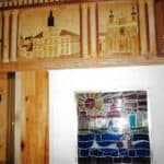 Drewniane kasetony podsufitowe zdobione techniką intarsji, przedstawiają znane lubelskie zabytki. Od lewej: Wieża Trynitarska, Nowy Ratusz w Lublinie, Archikatedra św. Jana Chrzciciela i św. Jana Ewangelisty. Poniżej widać głowę Chrystusa oraz fragment białych drzwi zdobionych szklanym witrażem