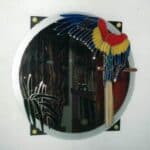 Okrągłe lustro ozdobione elementami witrażowymi