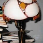 Stojąca lampka z kloszem witrażowym