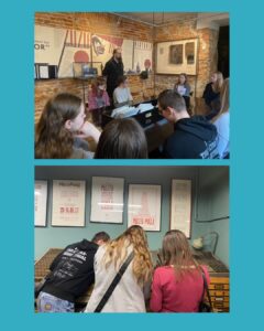 Dwa zdjęcia przedstawiają młodzież biorącą udział w interaktywnym wydarzeniu muzealnym, podczas którego oglądają eksponaty i wystawy na ścianach oraz na stołach.