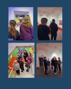 Kolaż czterech różnych zdjęć przedstawiających grupę młodzieży oglądającą kolorowe dzieła sztuki w galerii