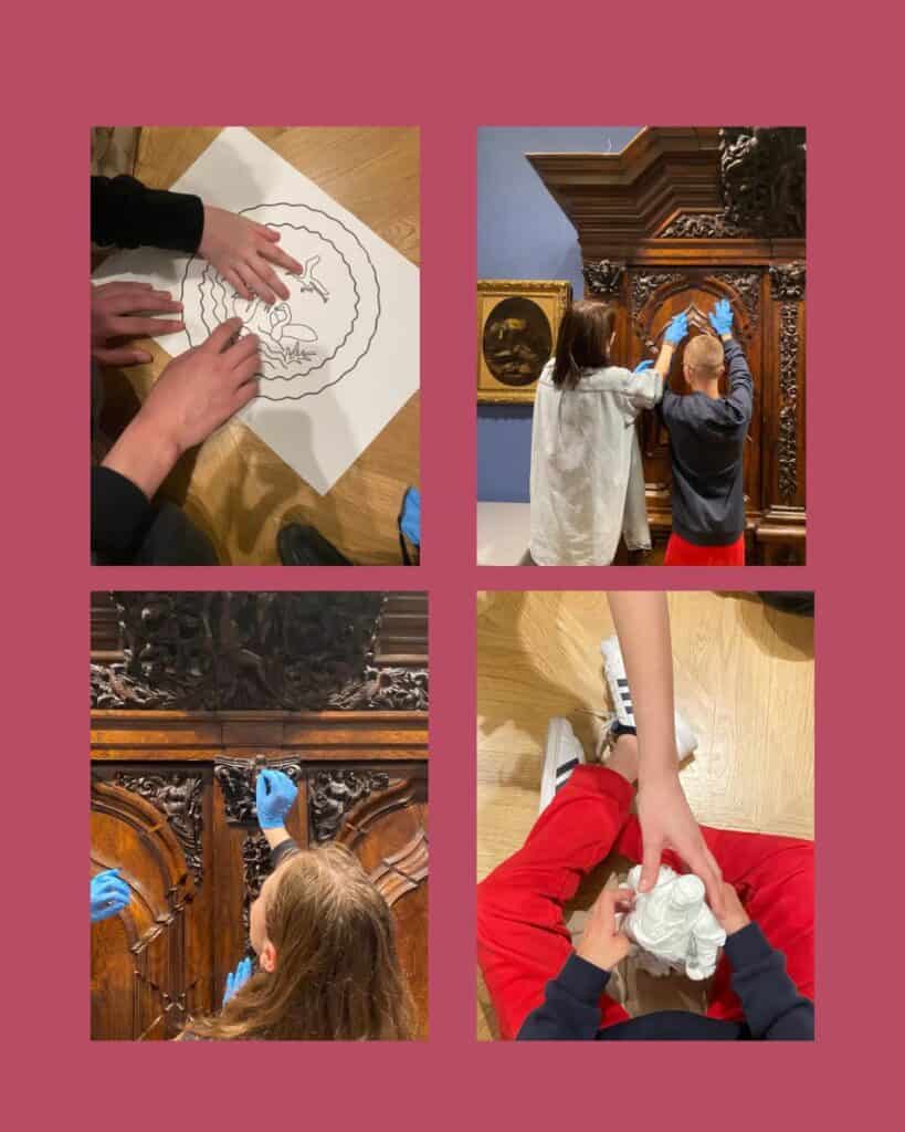 Cztery zdjęcia przedstawiają młodzież uczestniczącą w zajęciach praktycznych związanych ze sztuką: odrysowującą wzór, oglądającą i dotykającą ozdobne elementy drewnianej szafy oraz trzymającą biały, rzeźbiony przedmiot.