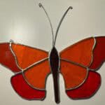 Witraż w kolorach czerwieni w kształcie motyla