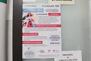 Plakat informacyjny wydarzenia „Moc Dobrostanu”, z datą 13 grudnia 2025 r., godziną 15:30 i adresem: Dom Kultury „Kalinowszczyzna” w Lublinie. Program obejmuje wystawę fotograficzną, kiermasz charytatywny, akcję wymiany ubrań „Podziel się” oraz koncert mis i gongów. Na plakacie widnieje ilustracja kobiety z dziećmi oraz logotypy organizatorów i partnerów, w tym Fundacji Holistyczne Centrum Wsparcia.