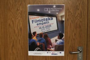 Pionowy plakat Politechniki Lubelskiej promujący wydarzenie „III Edycja Filmoteka empatii”. Tekst na plakacie informuje o projekcji filmu „Teoria wszystkiego”, dacie 10.12.2025, godzinie 15:00 oraz lokalizacji: aula I (WM). Na dole znajdują się logotypy Funduszy Europejskich, Rzeczypospolitej Polskiej, Unii Europejskiej oraz NCBR. Na grafice widzowie w sali kinowej, w tym osoba na wózku.