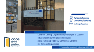 Tablica informacyjna Centrum Obsługi Organizacji Społecznych w Lublinie z logotypami COOS, Fundacji Rozwoju Demokracji Lokalnej oraz Funduszy Europejskich dla Lubelskiego 2021–2027.