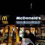 Widok zewnętrzny oświetlonego wejścia do restauracji McDonald's