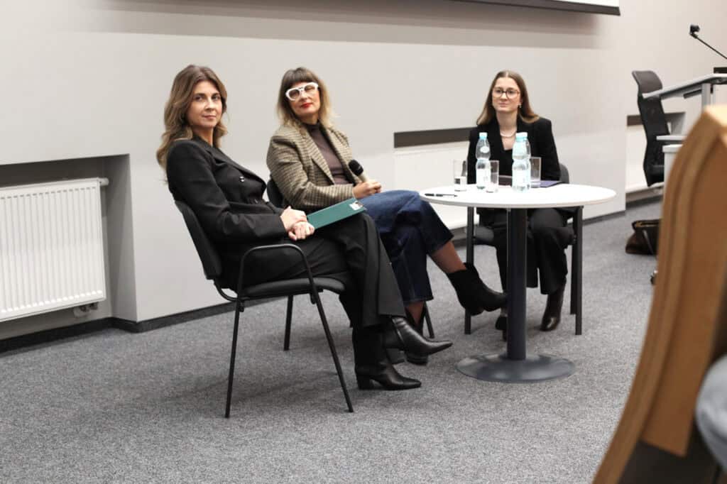 Od lewej siedzą uczestniczki panelu dyskusyjnego: dr hab. Ewelina Podgajna, prof. UMCS, Małgorzata Szumowska i Sylwia Kubica. Wszystkie patrzą w stronę widowni