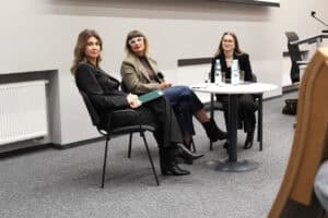 Od lewej siedzą uczestniczki panelu dyskusyjnego: dr hab. Ewelina Podgajna, prof. UMCS, Małgorzata Szumowska i Sylwia Kubica. Wszystkie patrzą w stronę widowni