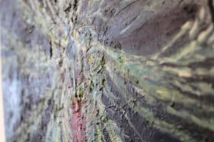 Obraz olejny Jana Kaweckiego. Widoczna gruba faktura farby i ciemna kolorystyka z jasnymi smugami