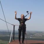 Agneszka Kwolek tuż przed skokiem DreamJump stoi na platformie na szczycie Big Tower w Szczecinie; fot. system fotograficzny DreamJump