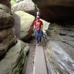 Agnieszka Kwolek pomiędzy skałami w labiryncie Głównego Szlaku Sudeckiego w Szczelińcu; fot. Aleks Kwolek