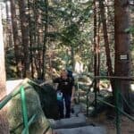 Agnieszka Kwolek wchodzi po skalnych stopniach Głównego Szlaku Sudeckiego w Szczelińcu; fot. Aleks Kwolek