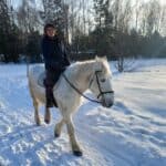 Agnieszka Kwolek podczas zimowej przejażdżki na koniu Kira; fot. Barbara Jarząb