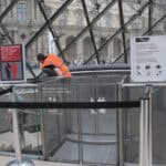 Wejście do Muzeum Luwr w Paryżu (Francja), przystosowane dla osób poruszających się na wózkach. Maj 2012 r.