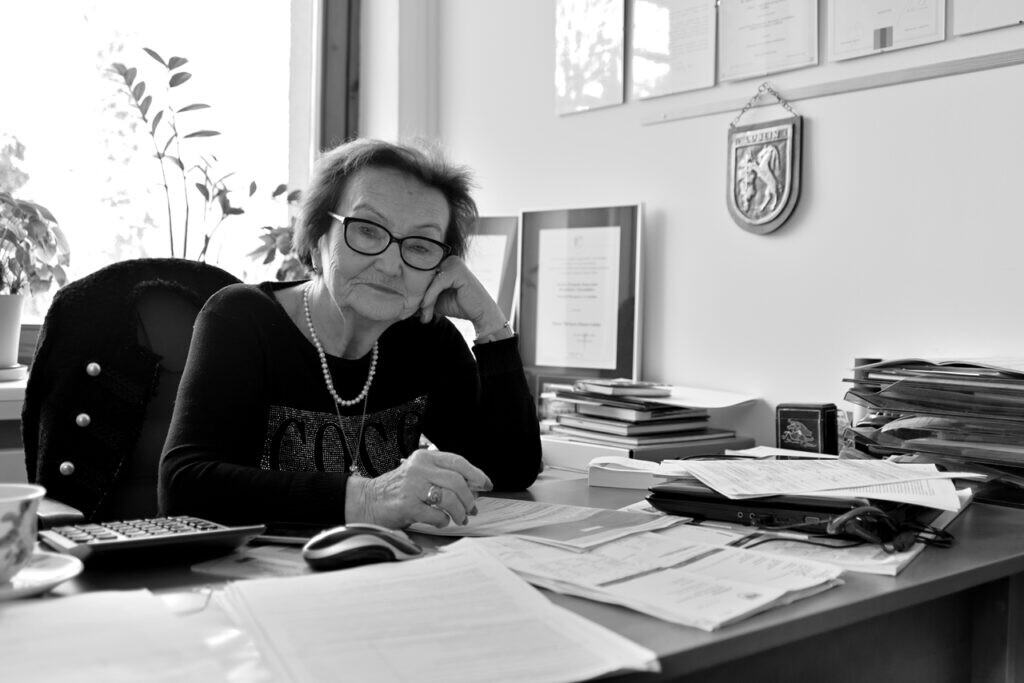 Alina Gucma przy biurku w pomieszczeniu biurowym