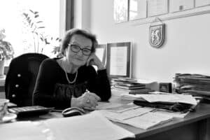 Alina Gucma przy biurku w pomieszczeniu biurowym