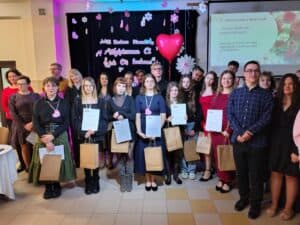 Uczestnicy konkursu pozują do zdjęcia prezentując otrzymane dyplomy i upominki