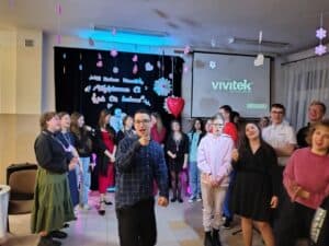 Grupa młodzieży podczas wspólnego śpiewu