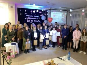 Organizatorzy i uczestnicy konkursu wspólnie pozują do fotografii