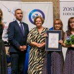 Gala Regionalna XVIII Edycji Konkursu Lodołamacze, wrzesień 2023. Magda i Marta Wróbel (od prawej) pozują jako laureatki Lodołamacza Specjalnego