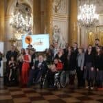Gala finałowa konkursu "Człowiek bez barier 2023" w Sali Kolumnowej Zamku Królewskiego w Warszawie, 5 grudnia 2023. Wśród pozujących laureatów, stoją siostry Wróbel (pierwsze od prawej, 2 rząd)