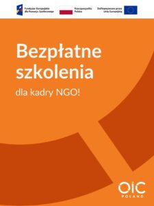 Plakat informacyjny na pomarańczowym tle z napisem: Bezpłatne szkolenia dla kadry NGO!. W górnej części widoczne logotypy Funduszy Europejskich, Rzeczypospolitej Polskiej oraz Unii Europejskiej. W dolnym rogu logotyp OIC Poland.