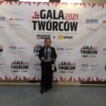 Agata Grzesik-Kontek pozuje na ściance z napisem " Gala Twórców 2021. Influencers Live Wrocław&onet"