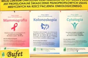Tablica ogłoszeniowa z misją Centrum Onkologii Ziemi Lubelskiej oraz plakatami o profilaktyce: mammografii, kolonoskopii i cytologii z informacjami o wieku pacjentów i częstotliwości badań