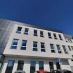 Biały, dwupiętrowy budynek przy ul. Do Dysa 5 w Lublinie - lubelska siedziba Centrum Komunikacji dla Osób z Niepełnosprawnościami