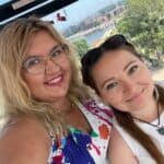 Agata Grzesik-Kontek pozuje z przyjaciółką Elżbietką. Kobiety wykonują selfie z widokiem na Gdańsk i zbiornik wodny w tle, ubrane w letnie stroje.