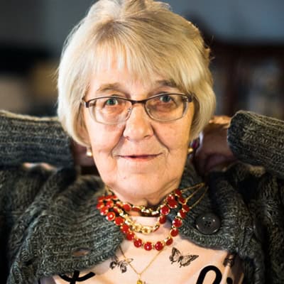 Portret Marianny Kaniowskiej, seniorki o blond włosach i w okularach