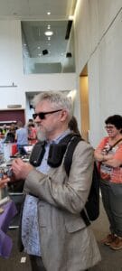 Rafał Charłampowicz testuje urządzenie nawigacyjne podczas targów sprzętu dla OzN