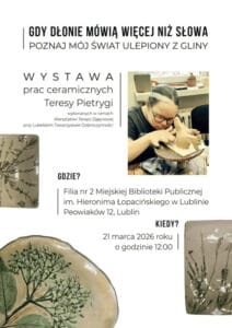 Plakat informacyjny promujący wydarzenie. Na grafice znajdują się zdjęcia autorki podczas pracy z gliną oraz gotowych talerzy ceramicznych z odbitymi wzorami roślinnymi (lawenda, bez).