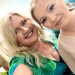 Agata Grzesik-Kontek pozuje z przyjaciółką Elżbietką w jasnym pomieszczeniu